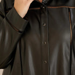 Κομψό πουκάμισο δερματίνης με διακοσμητικές ραφές σε μαύρο χρώμα σε μεγάλα μεγέθη