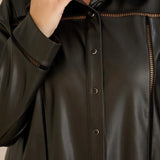 Κομψό πουκάμισο δερματίνης με διακοσμητικές ραφές σε μαύρο χρώμα σε μεγάλα μεγέθη