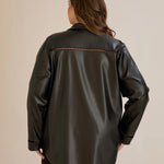 Κομψό πουκάμισο δερματίνης με διακοσμητικές ραφές σε μαύρο χρώμα σε μεγάλα μεγέθη