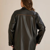 Κομψό πουκάμισο δερματίνης με διακοσμητικές ραφές σε μαύρο χρώμα σε μεγάλα μεγέθη
