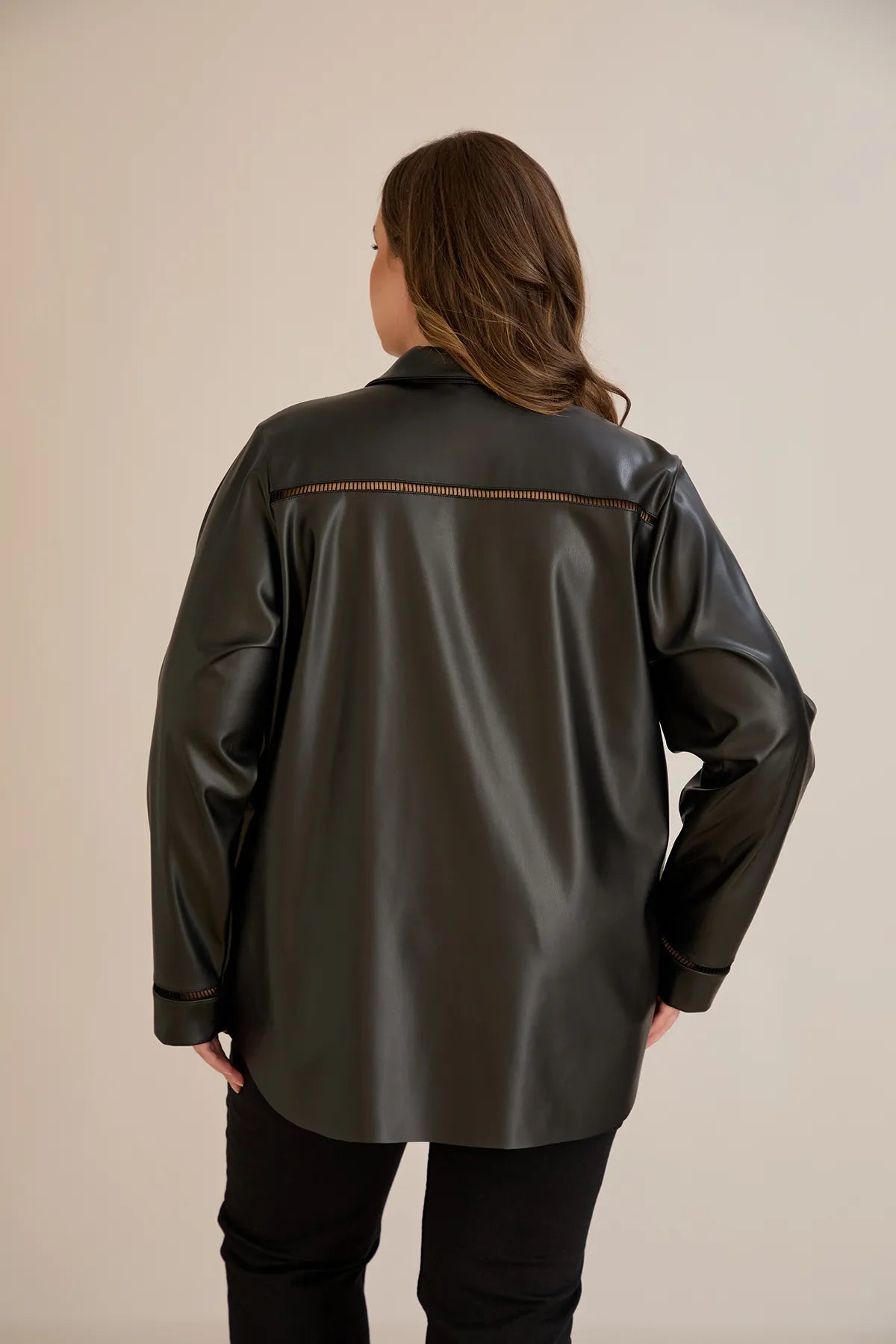 Κομψό πουκάμισο δερματίνης με διακοσμητικές ραφές σε μαύρο χρώμα σε μεγάλα μεγέθη