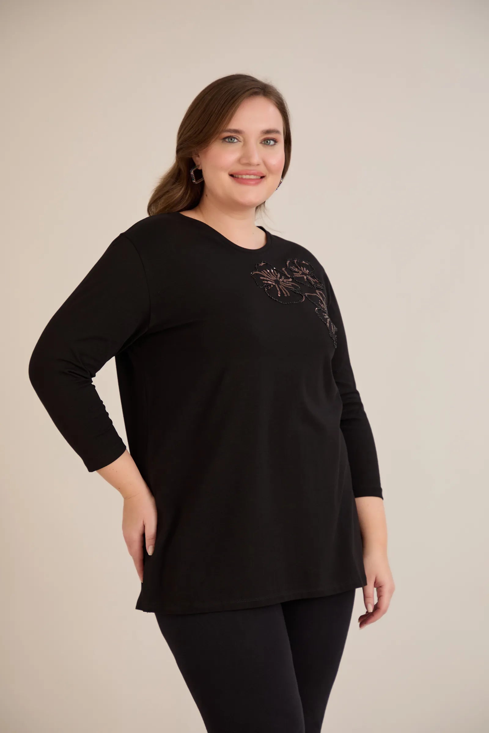 Βαμβακερή τουνίκ με λουλούδια από παγιέτες σε μαύρο χρώμα σε μεγάλα μεγέθη