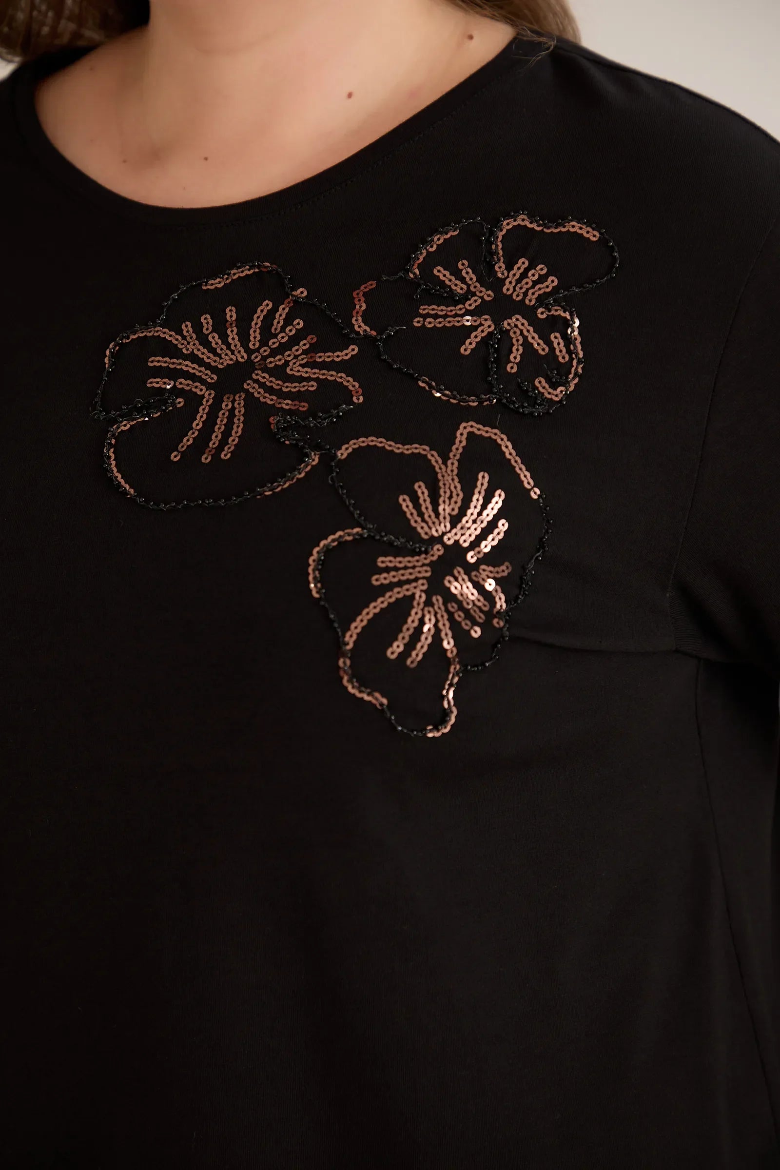 Βαμβακερή τουνίκ με λουλούδια από παγιέτες σε μαύρο χρώμα σε μεγάλα μεγέθη