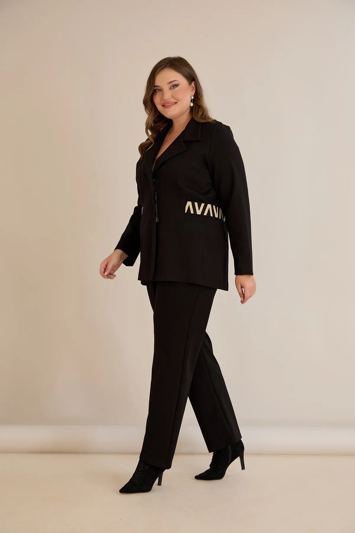 Ελαστικό σετ σακάκι + παντελόνι σε μαύρο χρώμα σε μεγάλα μεγέθη