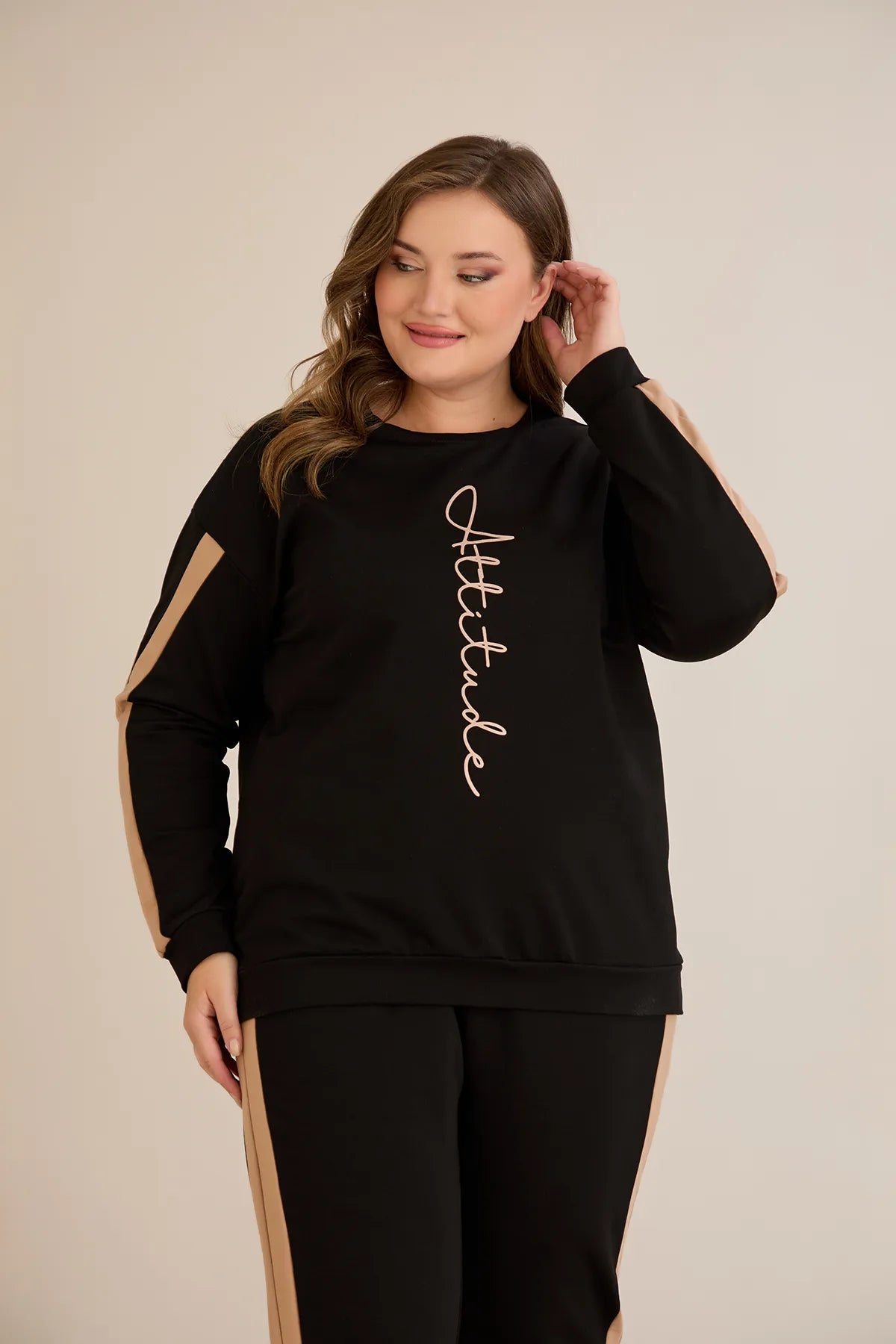 Σετ από ελαστικό ύφασμα με ρήγα στο πλάι σε μαύρο χρώμα σε μεγάλα μεγέθη