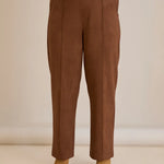 Κομψό παντελόνι με μπροστινή ραφή και ψηλή μέση σε καφέ χρώμα σε μεγάλα μεγέθη