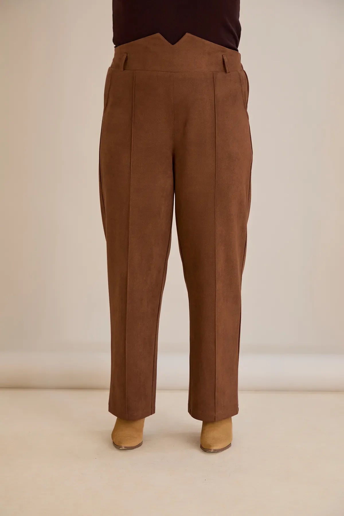 Κομψό παντελόνι με μπροστινή ραφή και ψηλή μέση σε καφέ χρώμα σε μεγάλα μεγέθη
