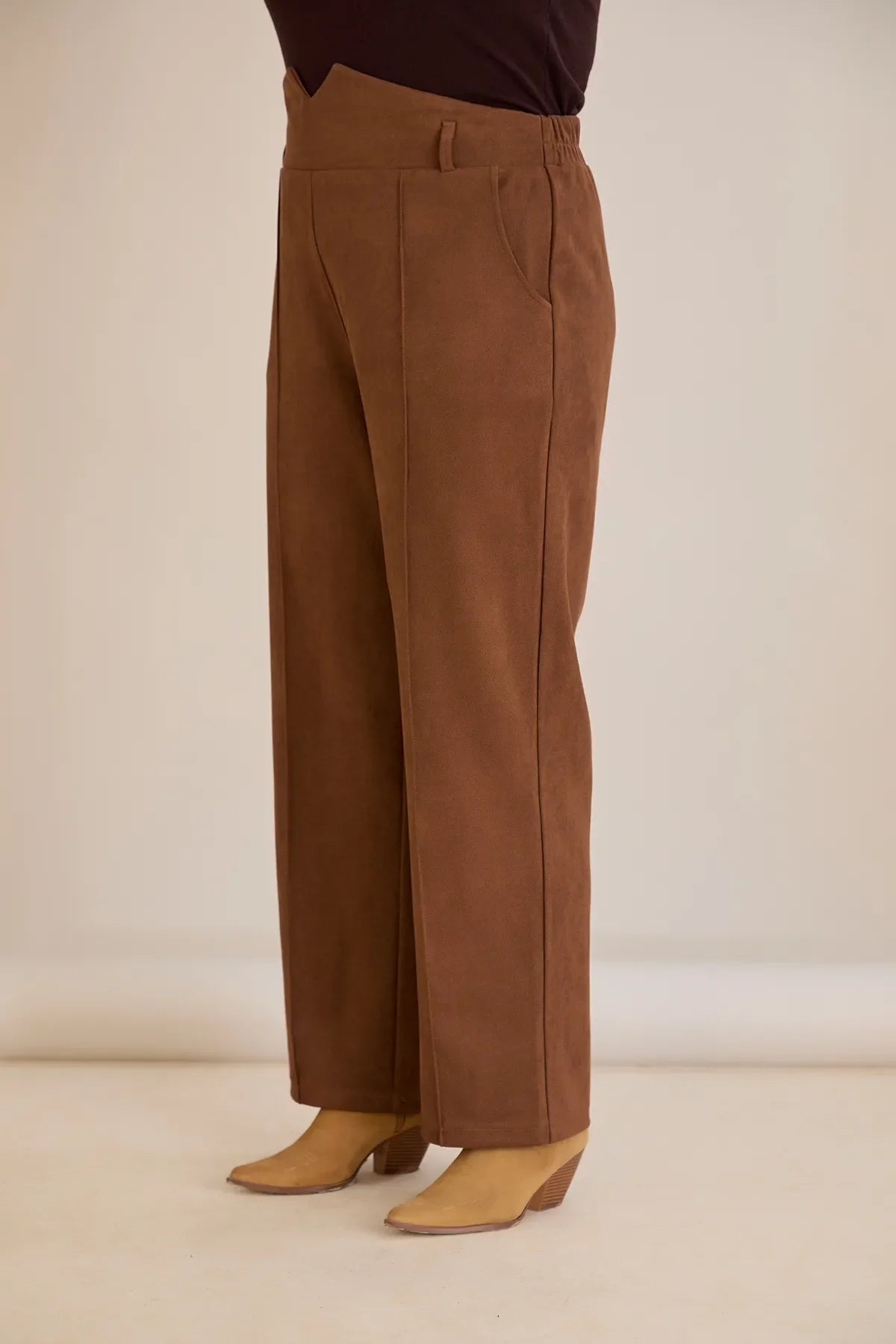 Κομψό παντελόνι με μπροστινή ραφή και ψηλή μέση σε καφέ χρώμα σε μεγάλα μεγέθη
