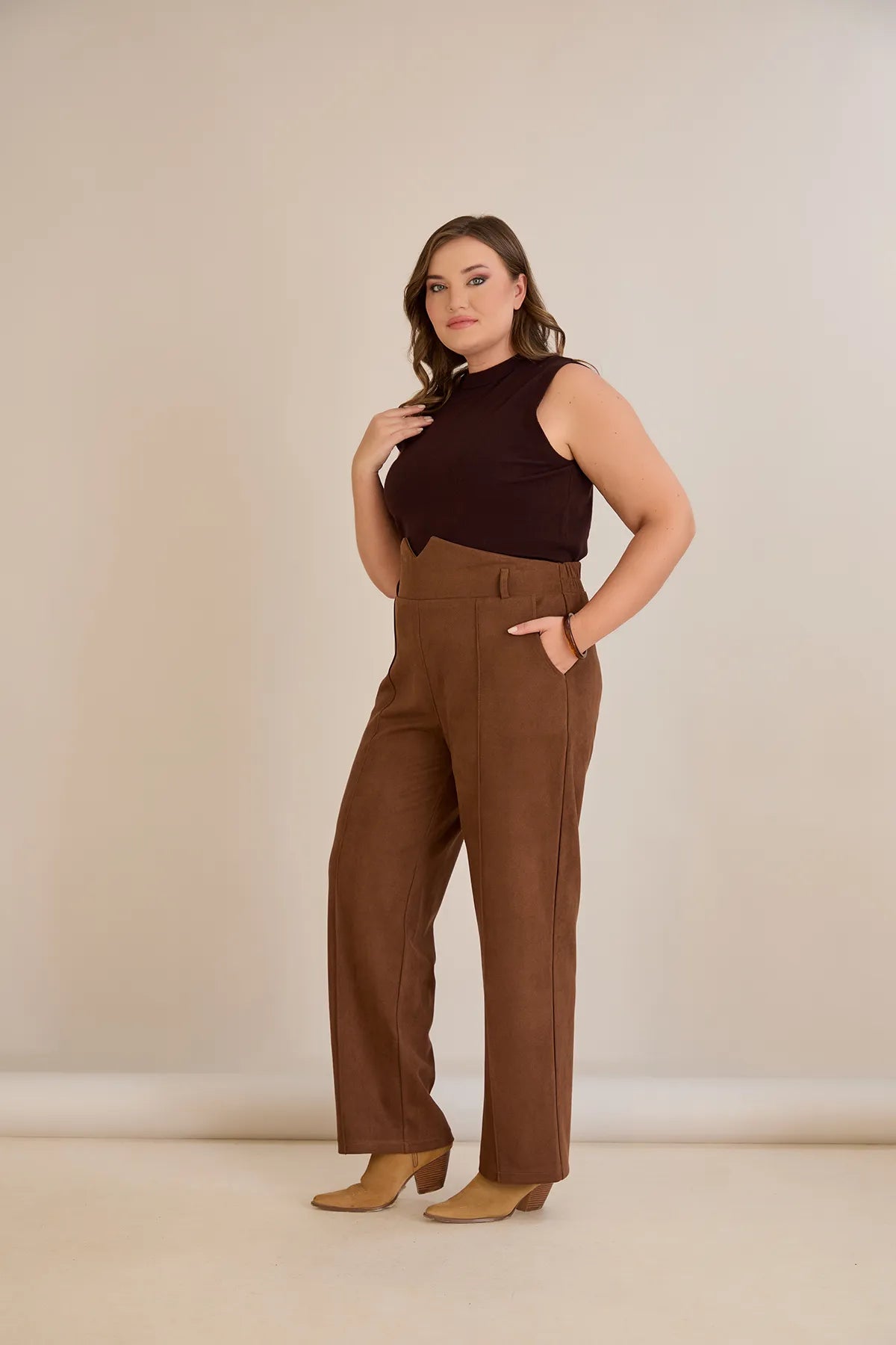 Κομψό παντελόνι με μπροστινή ραφή και ψηλή μέση σε καφέ χρώμα σε μεγάλα μεγέθη