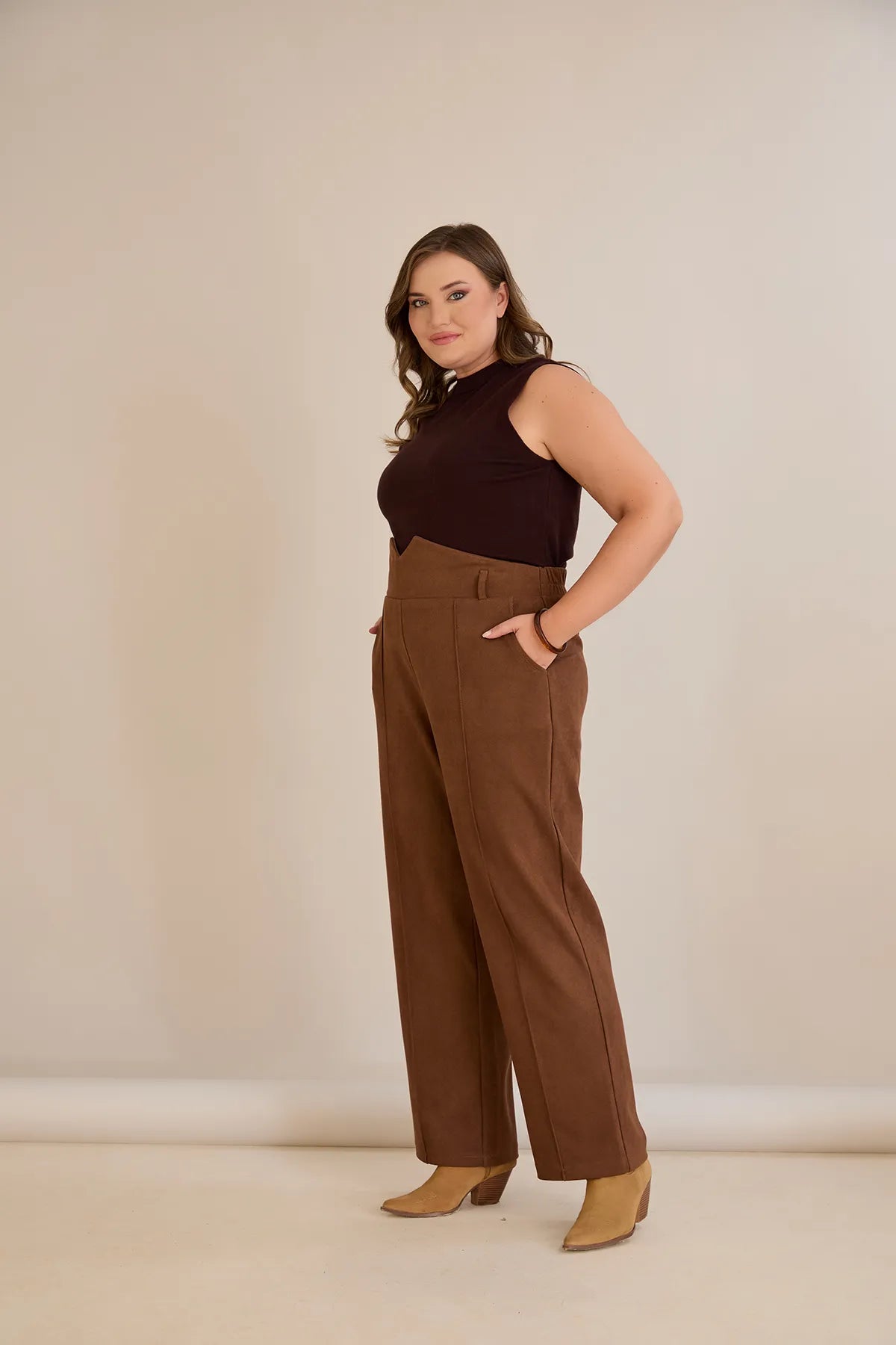 Κομψό παντελόνι με μπροστινή ραφή και ψηλή μέση σε καφέ χρώμα σε μεγάλα μεγέθη