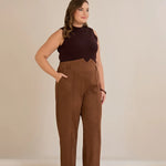 Κομψό παντελόνι με μπροστινή ραφή και ψηλή μέση σε καφέ χρώμα σε μεγάλα μεγέθη