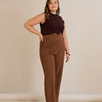 Κομψό παντελόνι με μπροστινή ραφή και ψηλή μέση σε καφέ χρώμα σε μεγάλα μεγέθη