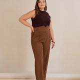 Κομψό παντελόνι με μπροστινή ραφή και ψηλή μέση σε καφέ χρώμα σε μεγάλα μεγέθη