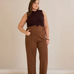 Κομψό παντελόνι με μπροστινή ραφή και ψηλή μέση σε καφέ χρώμα σε μεγάλα μεγέθη