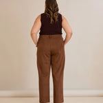 Κομψό παντελόνι με μπροστινή ραφή και ψηλή μέση σε καφέ χρώμα σε μεγάλα μεγέθη