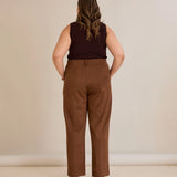 Κομψό παντελόνι με μπροστινή ραφή και ψηλή μέση σε καφέ χρώμα σε μεγάλα μεγέθη