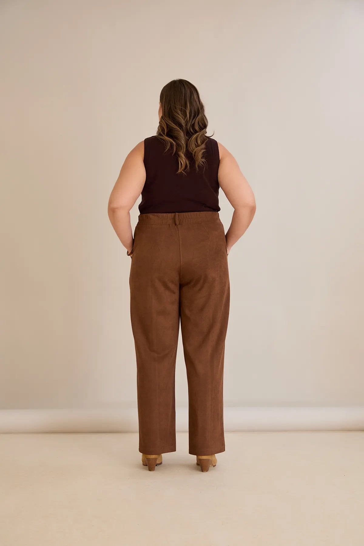 Κομψό παντελόνι με μπροστινή ραφή και ψηλή μέση σε καφέ χρώμα σε μεγάλα μεγέθη