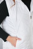 Γυναικείο ελαφρύ γιλέκο με κουκούλα σε μεγάλα μεγέθη  - Άσπρο