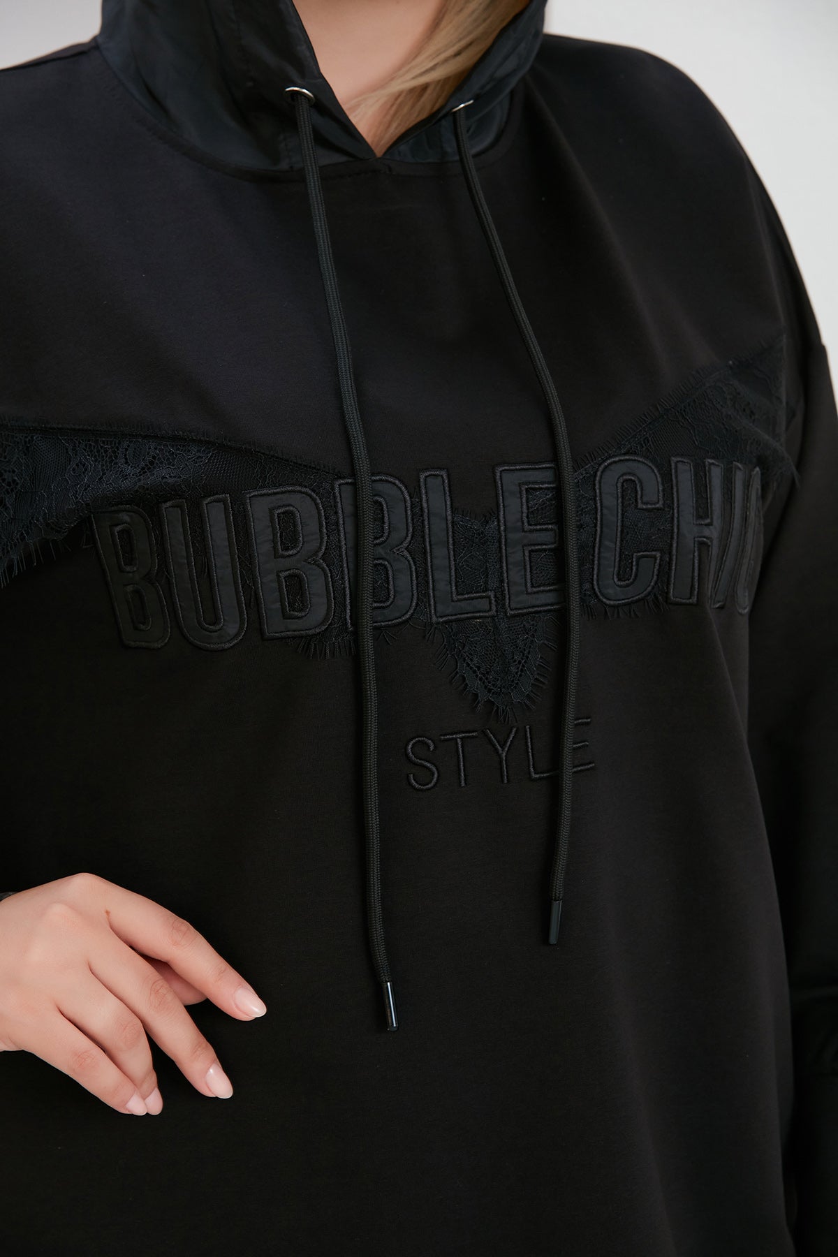 Μπλούζα με δαντέλα Bubble Chic σε μεγάλα μεγέθη- Μαύρο