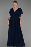 Επίσημο μακρύ φόρεμα από μουσελίνα με κρουαζέ λαιμόκοψη σε μεγάλα μεγέθη- Σκούρο μπλε N3276
