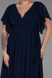 Επίσημο μακρύ φόρεμα από μουσελίνα με κρουαζέ λαιμόκοψη σε μεγάλα μεγέθη- Σκούρο μπλε N3276