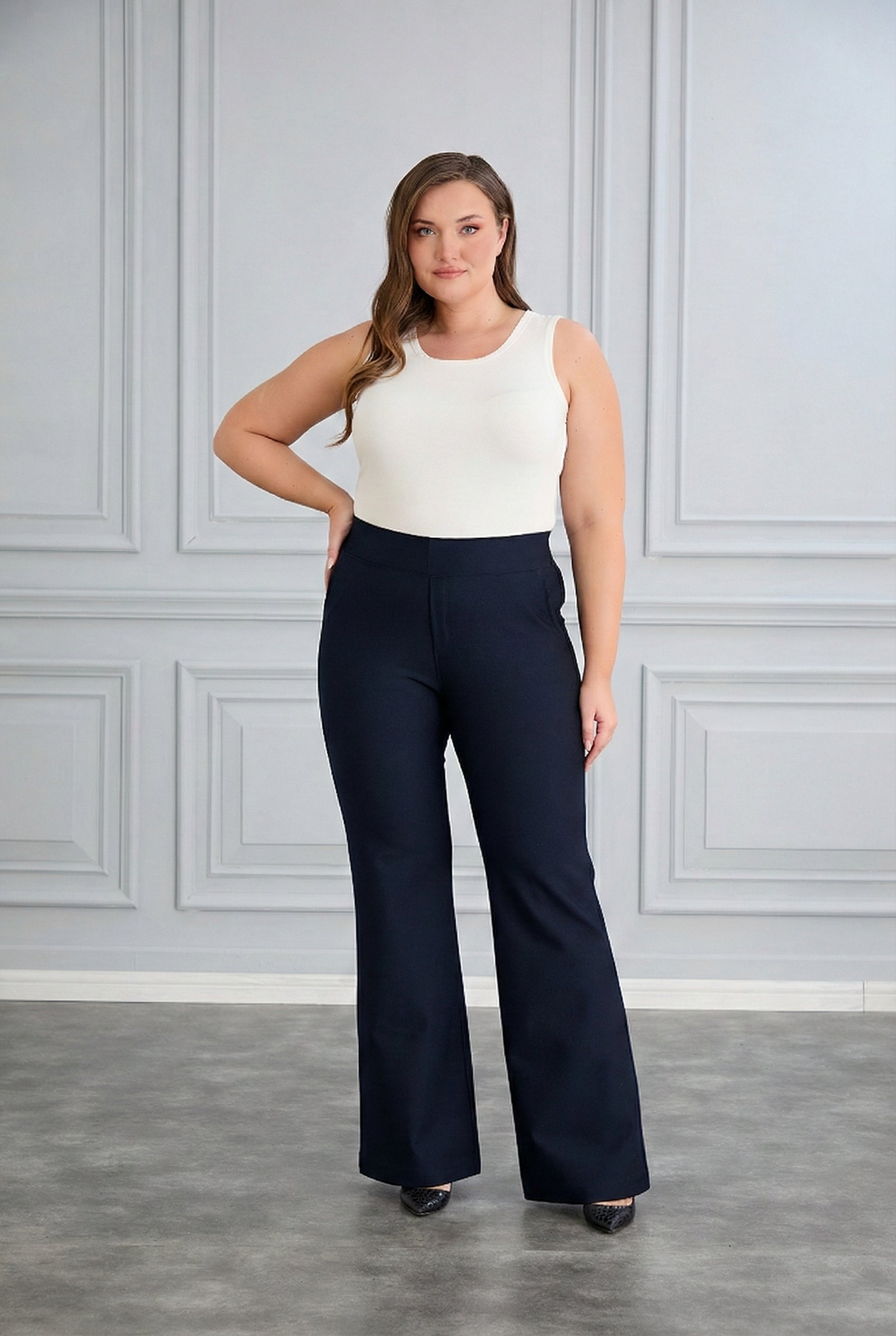 Bootcut παντελόνι διαμόρφωση σώματος Borisa σε χρώμα Μπλε σκούρο σε μεγάλα μεγέθη 