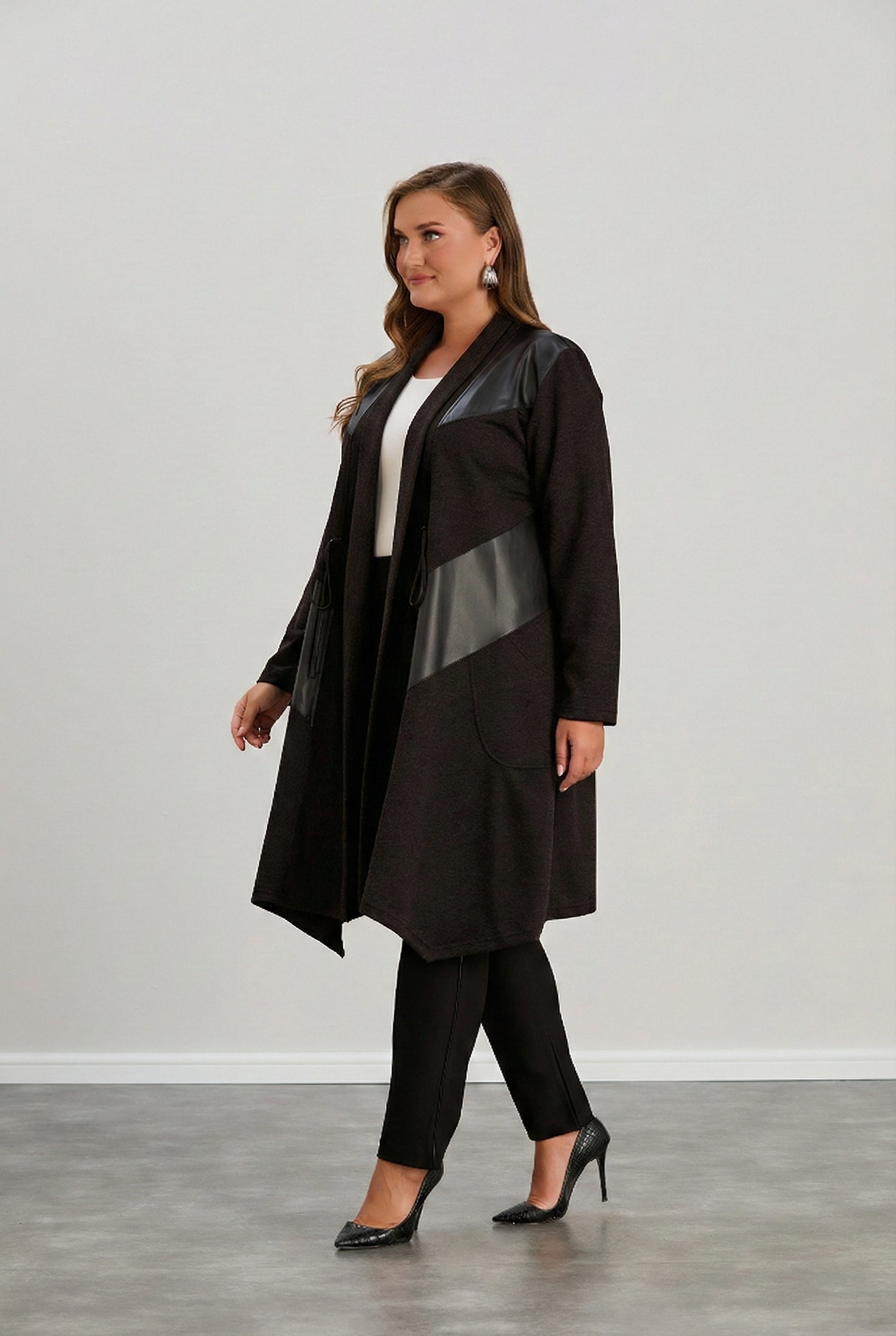 Γυναικεία ζακέτα με δερματίνη σε Σοκολατί χρώμα σε μεγάλα μεγέθη 