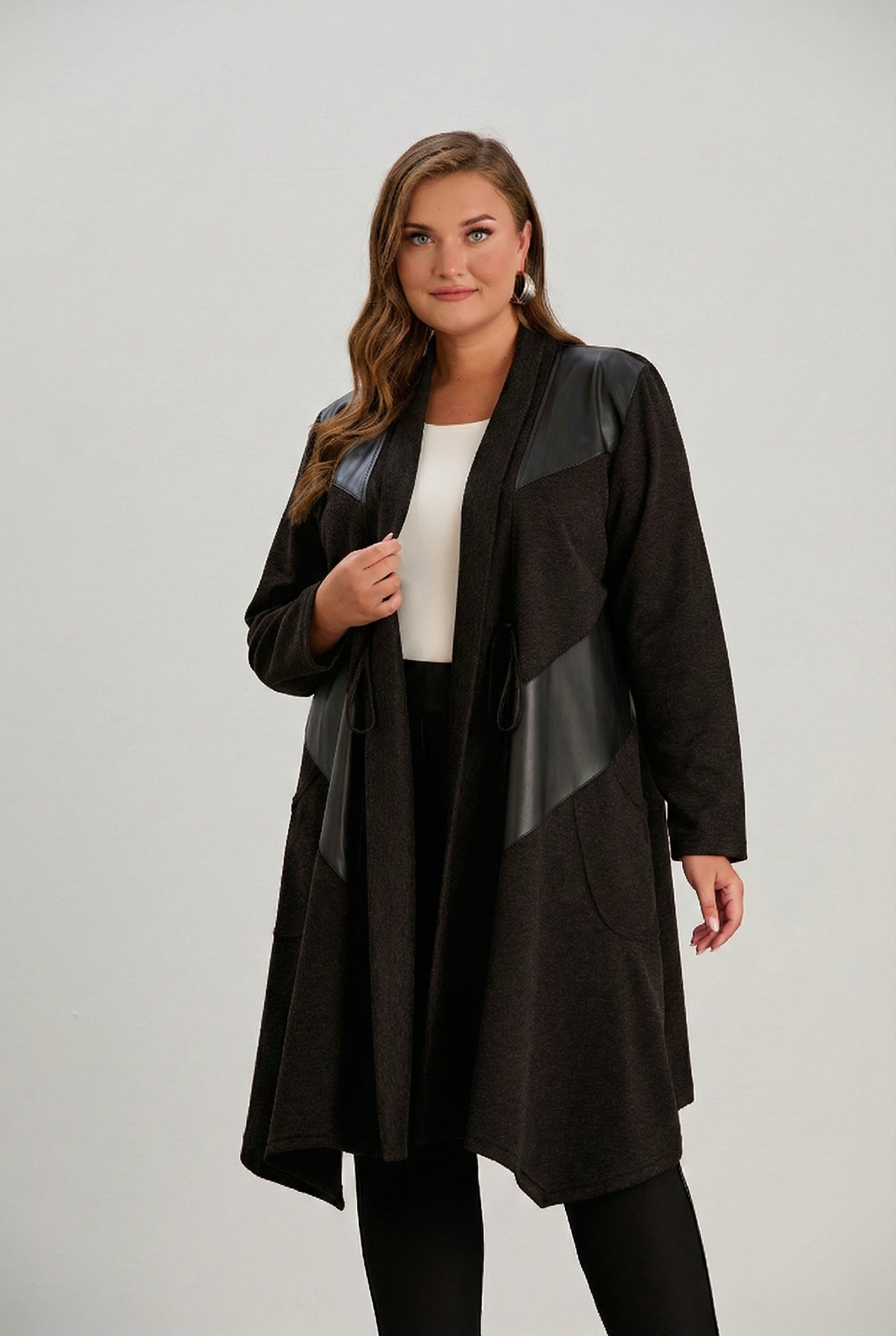 Γυναικεία ζακέτα με δερματίνη σε Σοκολατί χρώμα σε μεγάλα μεγέθη 