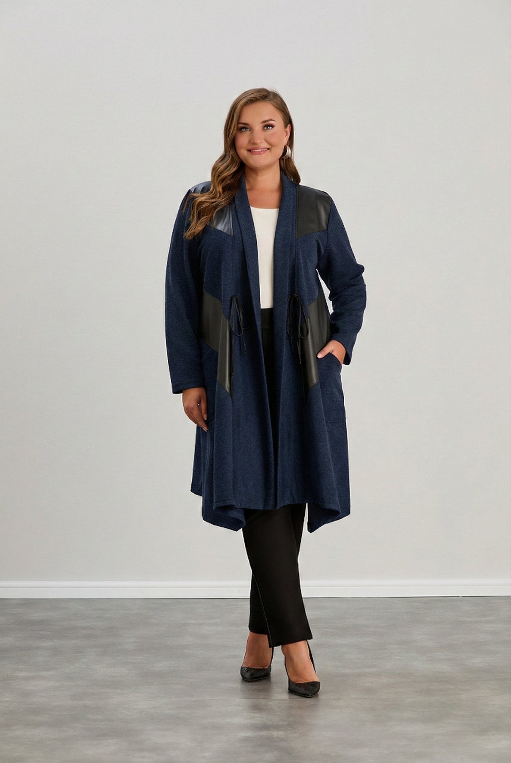 Γυναικεία ζακέτα με δερματίνη σε Μπλε σκούρο χρώμα σε μεγάλα μεγέθη 