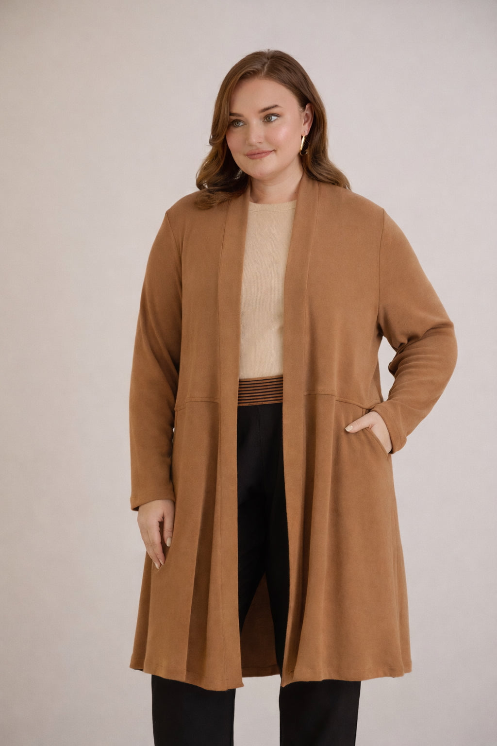 Μακριά ζακέτα τύπου κάπα σε Καραμελέ χρώμα σε μεγάλα μεγέθη