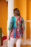 Γυναικεία  μπλούζα από μουσελίνα με κολιέ σε μέγαλα μεγέθη - Ουράνιο τόξο