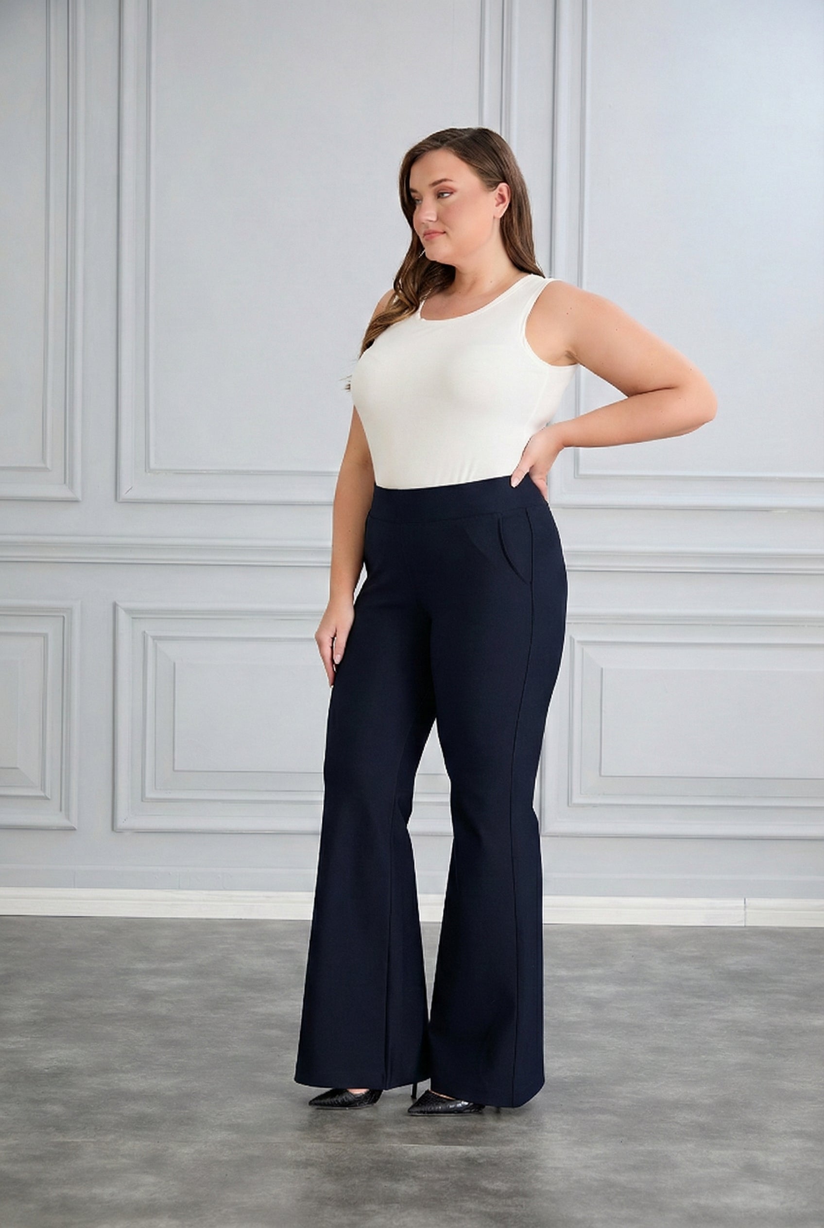 Bootcut παντελόνι διαμόρφωση σώματος Borisa σε χρώμα Μπλε σκούρο σε μεγάλα μεγέθη 