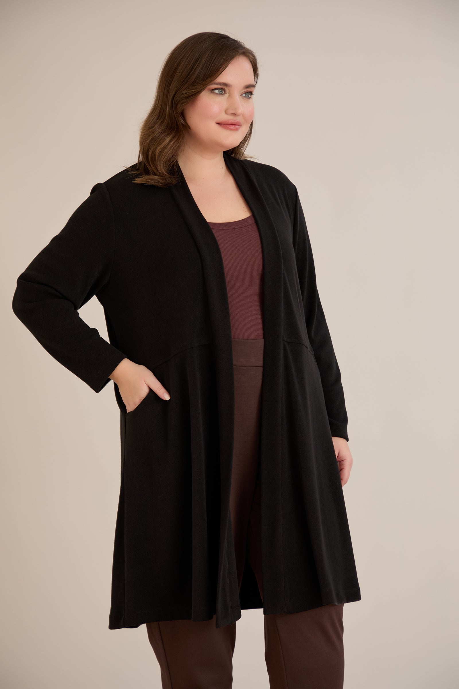 Μακριά ζακέτα τύπου κάπα σε μαύρο χρώμα σε μεγάλα μεγέθη