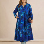 Πολύχρωμο μακρύ φόρεμα σε γραμμή Α με εντυπωσιακή καρφίτσα σε μεγάλα μεγέθη