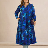 Πολύχρωμο μακρύ φόρεμα σε γραμμή Α με εντυπωσιακή καρφίτσα σε μεγάλα μεγέθη