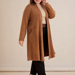 Μακριά ζακέτα τύπου κάπα σε Καραμελέ χρώμα σε μεγάλα μεγέθη