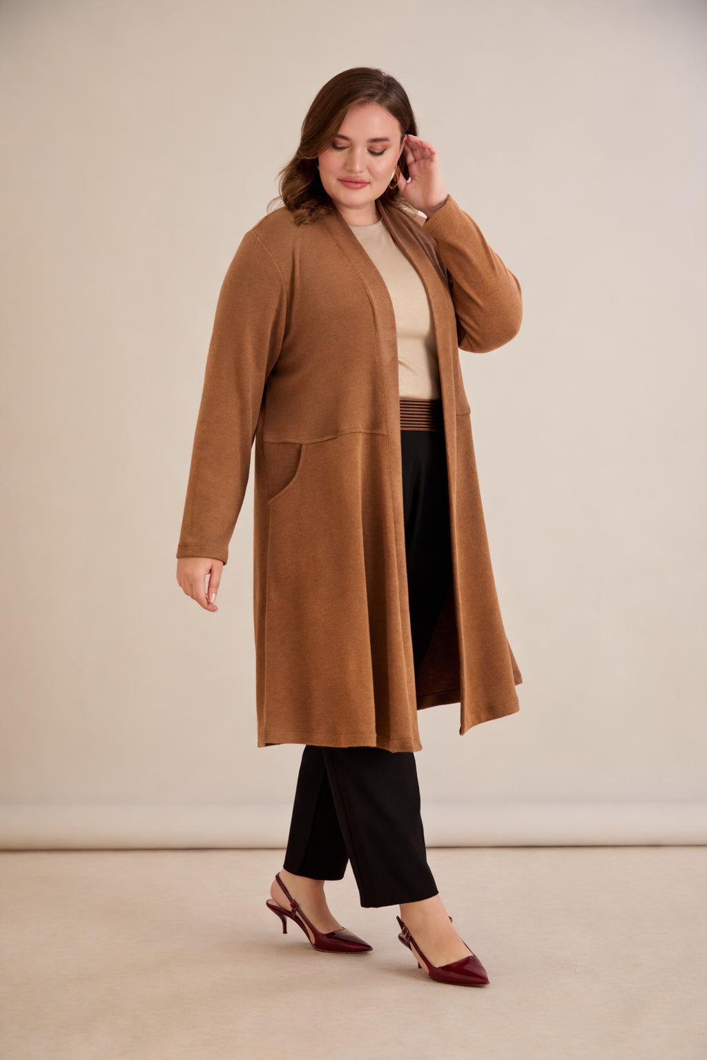 Μακριά ζακέτα τύπου κάπα σε Καραμελέ χρώμα σε μεγάλα μεγέθη