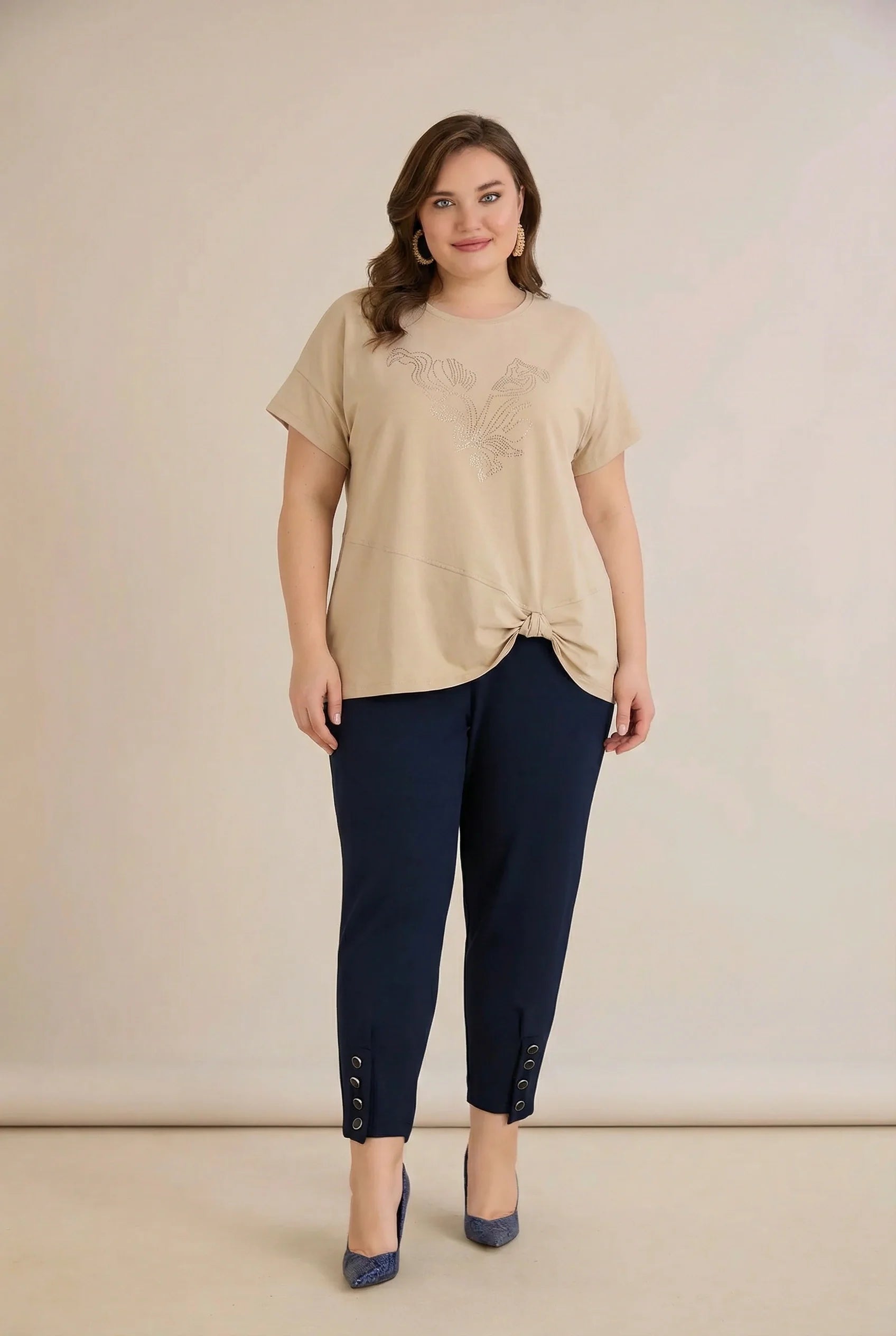 Μπλούζα με εντυπωσιακή λεπτομέρεια και στρας σε μπεζ χρώμα σε μεγάλα μεγέθη