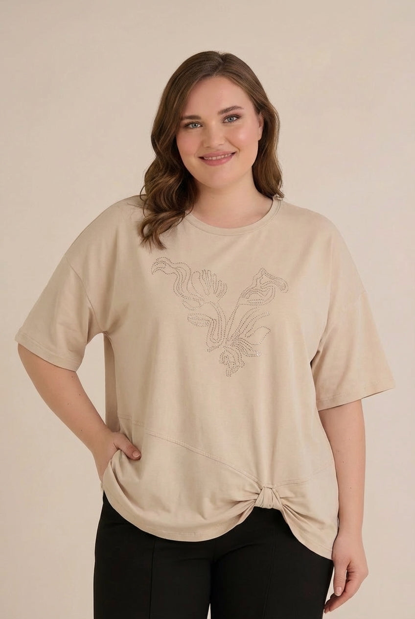 Μπλούζα με εντυπωσιακή λεπτομέρεια και στρας σε μπεζ χρώμα σε μεγάλα μεγέθη