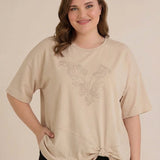 Μπλούζα με εντυπωσιακή λεπτομέρεια και στρας σε μπεζ χρώμα σε μεγάλα μεγέθη