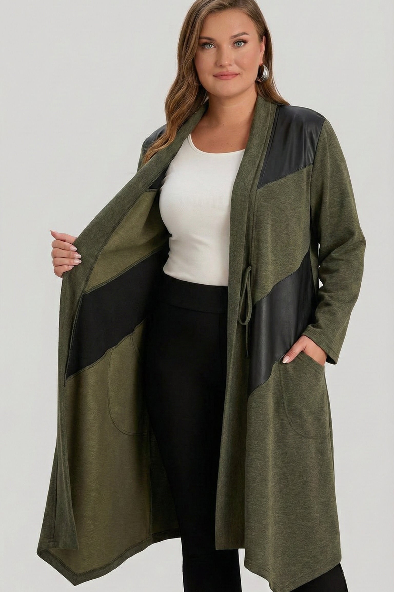 Γυναικεία ζακέτα με δερματίνη σε Χακί χρώμα σε μεγάλα μεγέθη