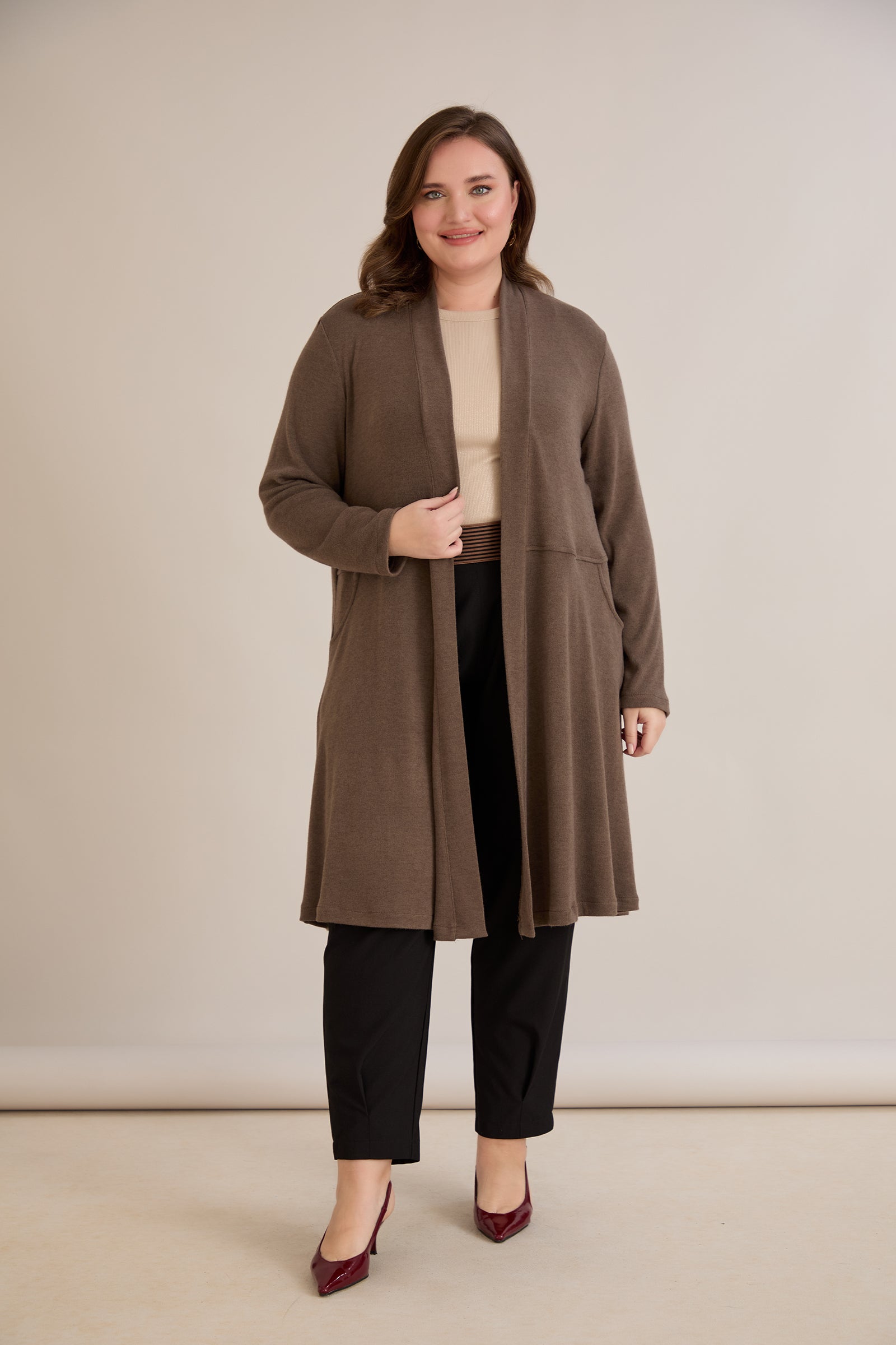 Μακριά ζακέτα τύπου κάπα σε Καπουτσίνο χρώμα σε μεγάλα μεγέθη