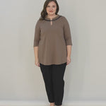 Βαμβακερή τουνίκ με εντυπωσιακό ντεκολτέ με ασημί λεπτομέρεια σε Μόκα χρώμα σε μεγάλα μεγέθη