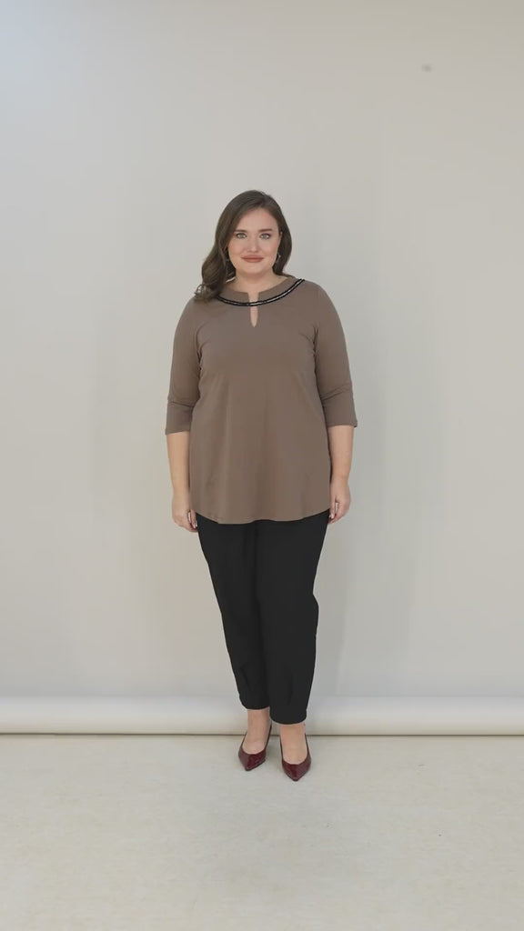 Βαμβακερή τουνίκ με εντυπωσιακό ντεκολτέ με ασημί λεπτομέρεια σε Μόκα χρώμα σε μεγάλα μεγέθη
