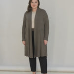 Μακριά ζακέτα τύπου κάπα σε Καπουτσίνο χρώμα σε μεγάλα μεγέθη