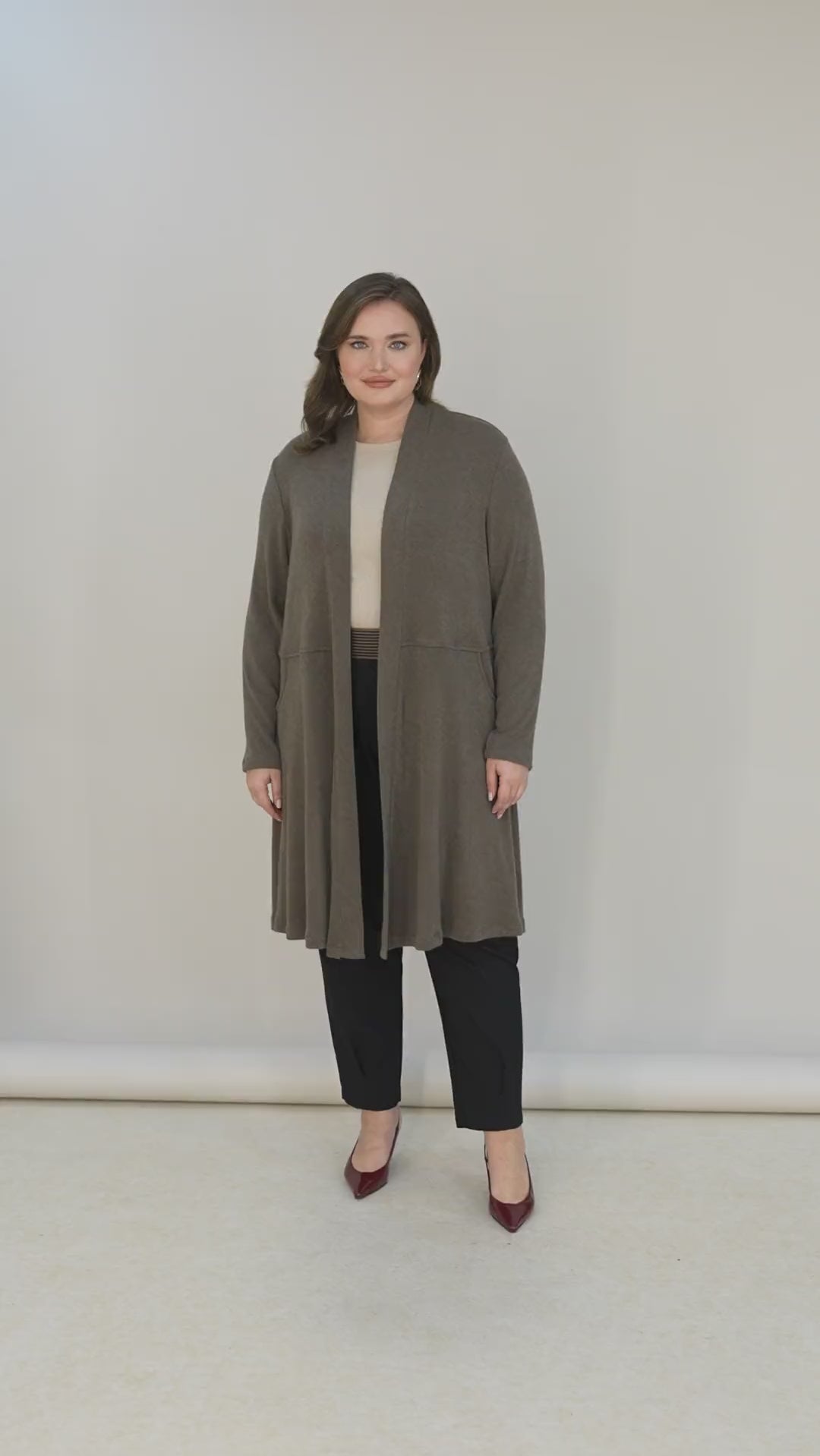 Μακριά ζακέτα τύπου κάπα σε Καπουτσίνο χρώμα σε μεγάλα μεγέθη