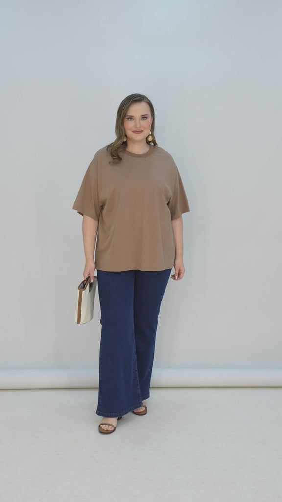 Βαμβακερή μπλούζα oversize 10355 σε χρώμα  Καπουτσίνο σε μεγάλα μεγέθη 