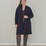 Μακριά ζακέτα τύπου κάπα σε Μπλε σκούρο χρώμα σε μεγάλα μεγέθη