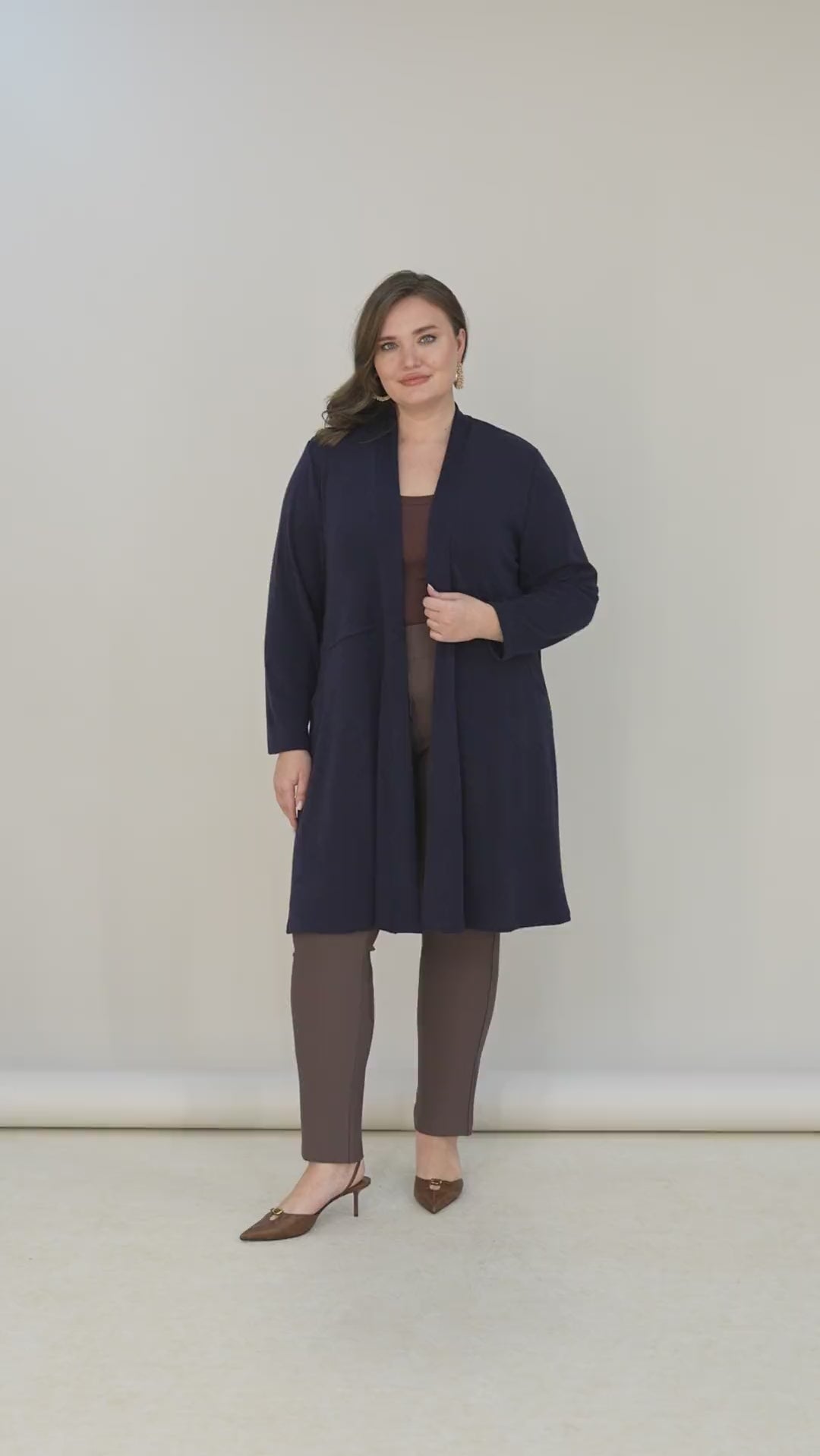 Μακριά ζακέτα τύπου κάπα σε Μπλε σκούρο χρώμα σε μεγάλα μεγέθη