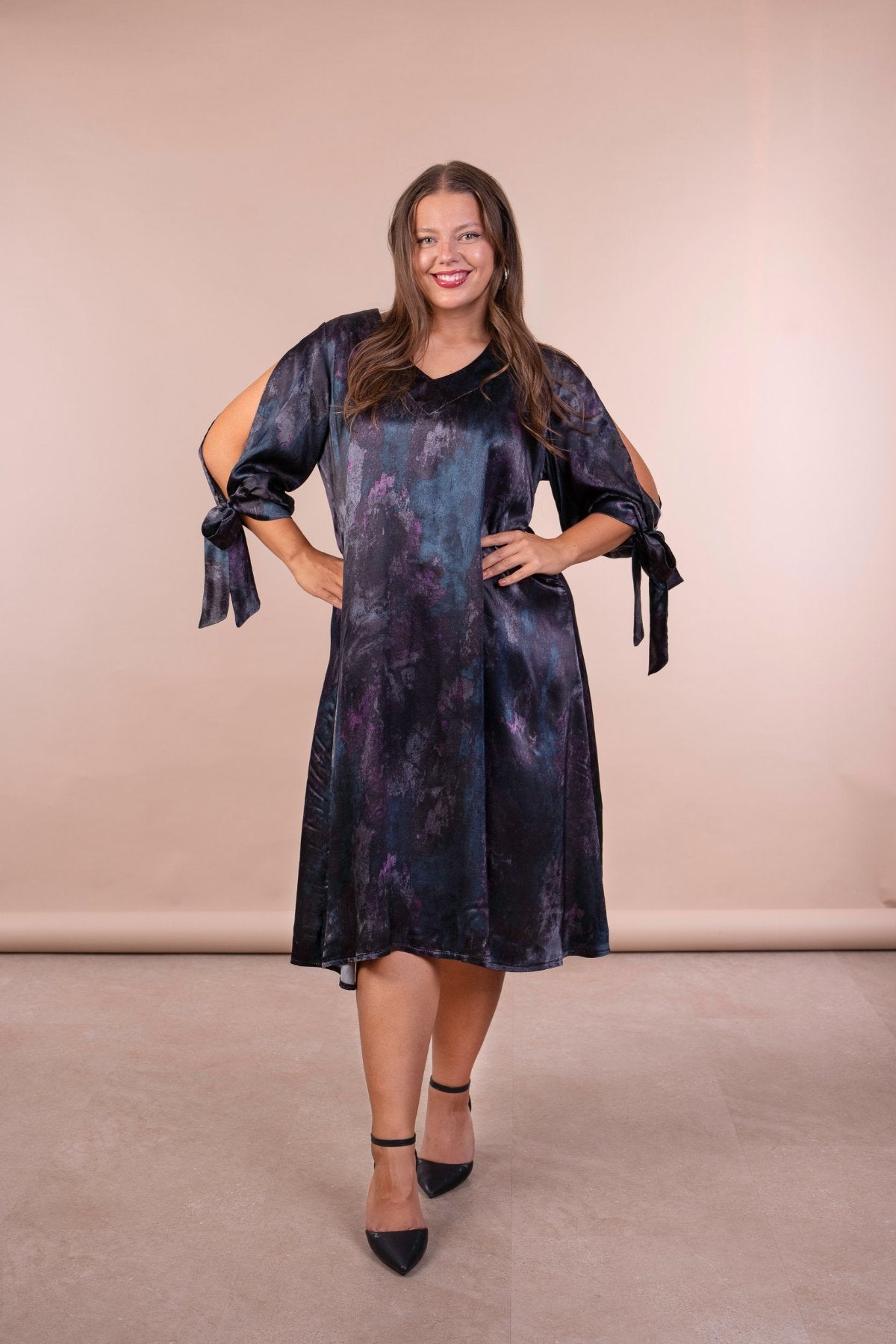 Φόρεμα με V ντεκολτέ και άνοιγμα στο μανίκι σε Μωβ/Σκούρο μπλε χρώμα σε μεγάλα μεγέθη  | Maxifashion
